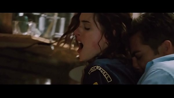 Anne Hathaway in Love and Other Drugs (2010) – 6