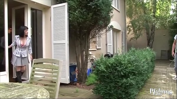 Maman aux gros seins se tape le copain de sa fille