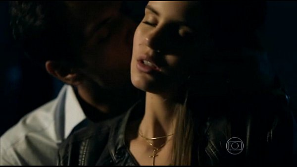 Camila Queiroz a ninfeta de Verdades Secretas transando com padrasto na cozinha