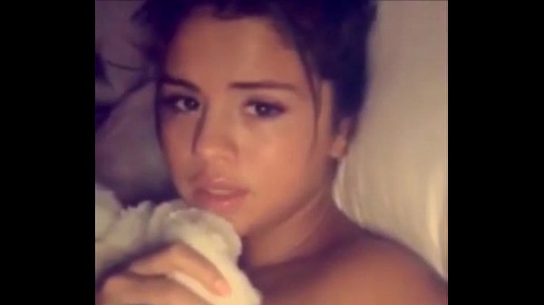 Selena Gomez filmed herself rubbing pussy – s. @TheCakezOnly