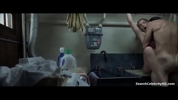 Kate Winslet posing, showing her ass & tits