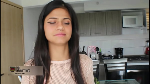 Hermanastra cachonda recolecta mi semen en un vaso y despues se lo traga