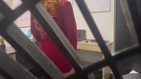 MILF CULONA PILLADA MASTURBANDOSE EN LA OFICINA EN LA HORA DEL ALMUERZO